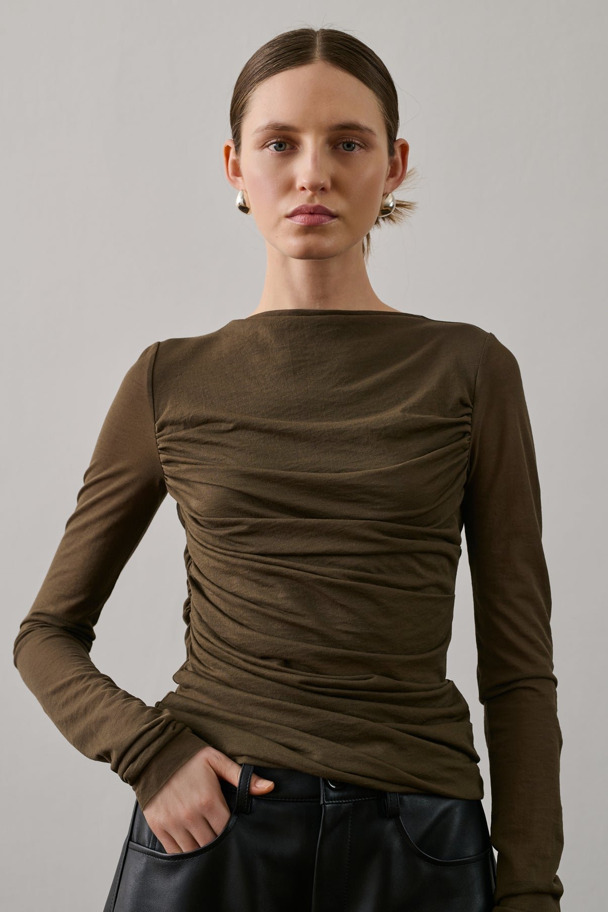 SOEUR-142_GAIA-MARRON_KAKI_01